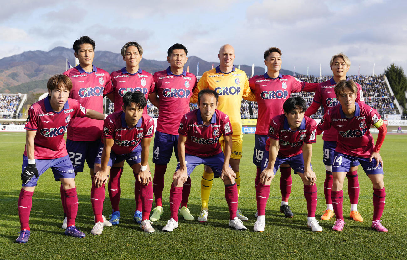 山形戦に臨む岡山イレブン（共同）