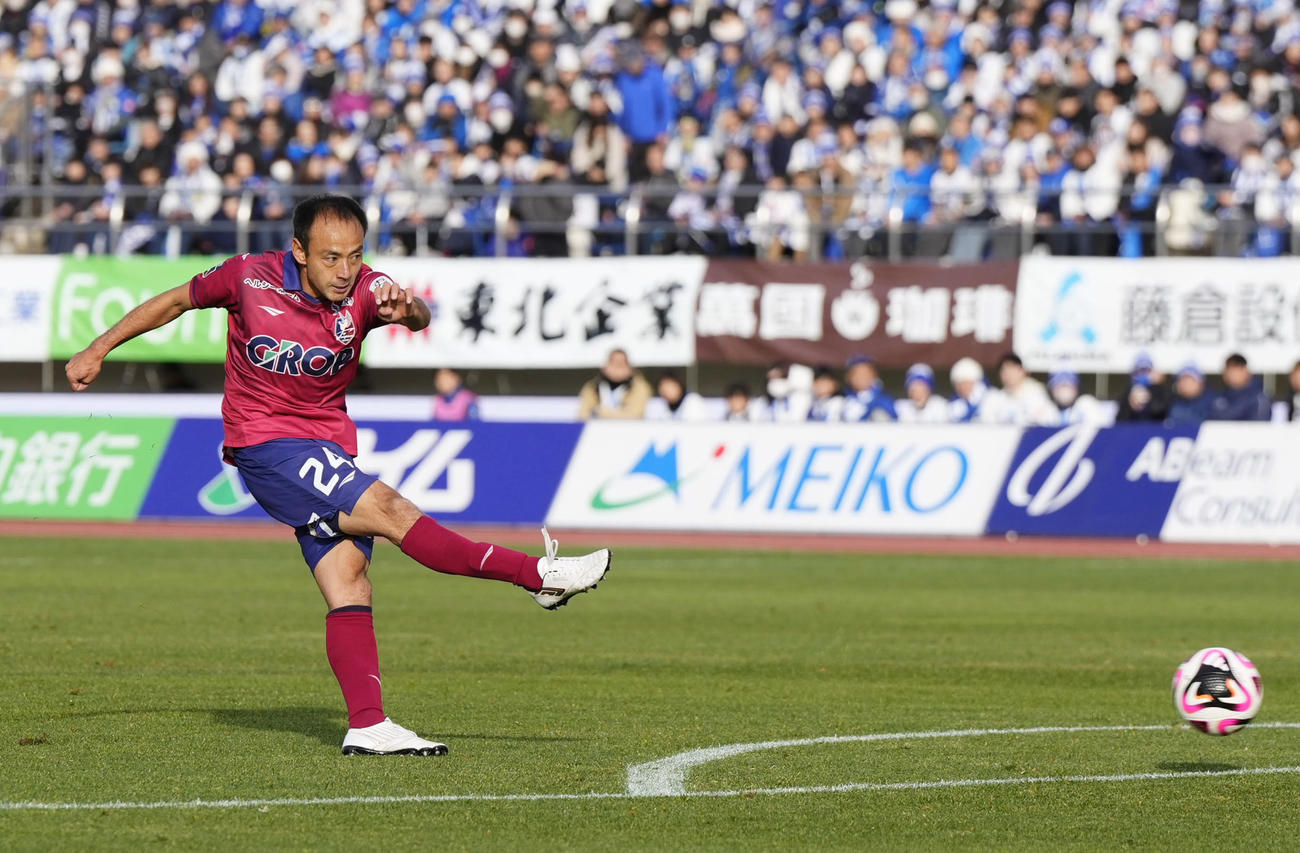 山形―岡山　前半、ゴールを狙う岡山藤田息（共同）