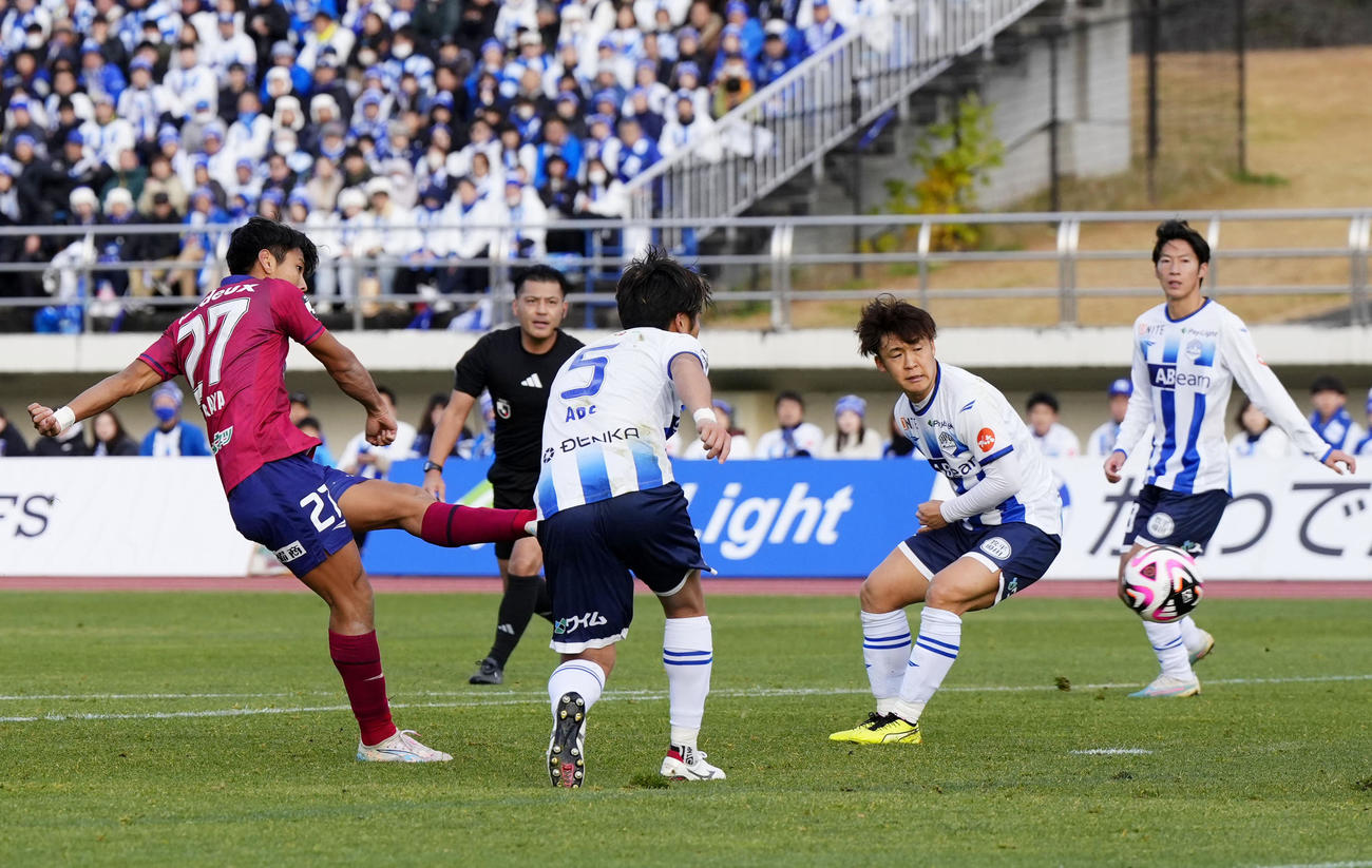 山形―岡山　前半、シュートを放つ岡山木村（左端）。この後、岩渕にあたりチーム2点目のゴールとなる（共同）