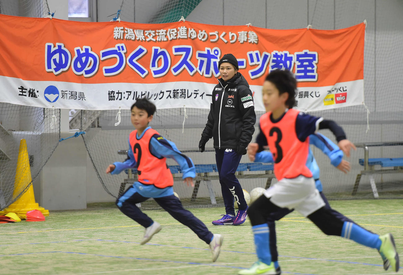 サッカー教室で指導する新潟レディース川澄（奥）