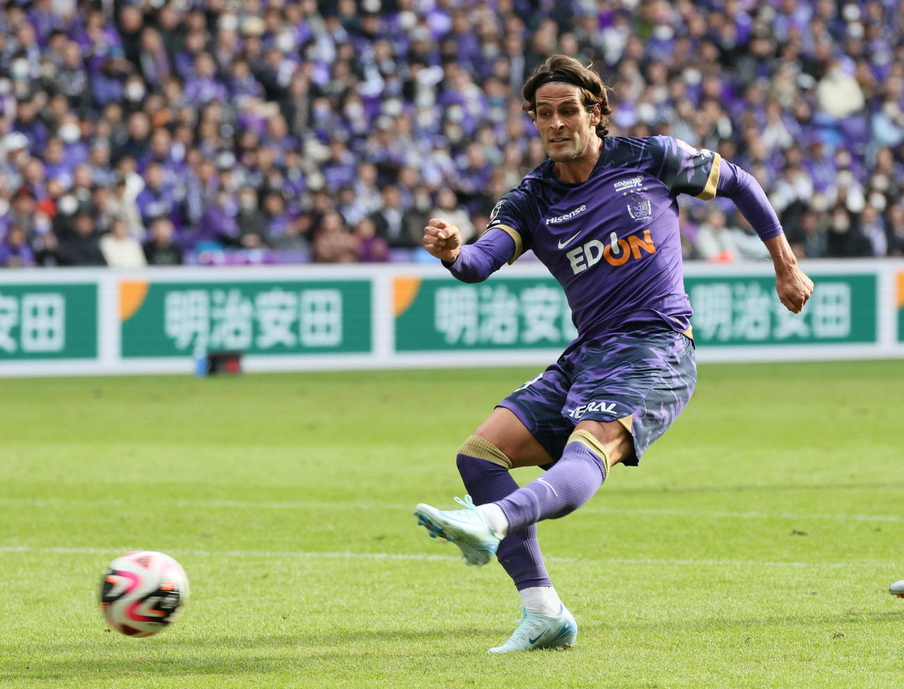 広島対札幌　前半、広島パシエンシアはシュートを放つが決まらず（撮影・加藤孝規）
