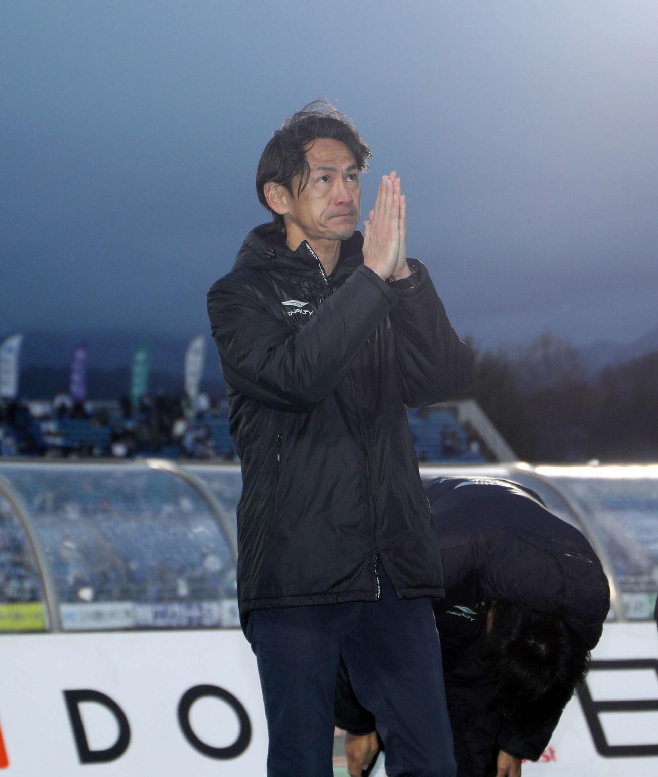 山形対岡山　試合後、サポーターにあいさつする山形・渡辺監督（撮影・木村有優）