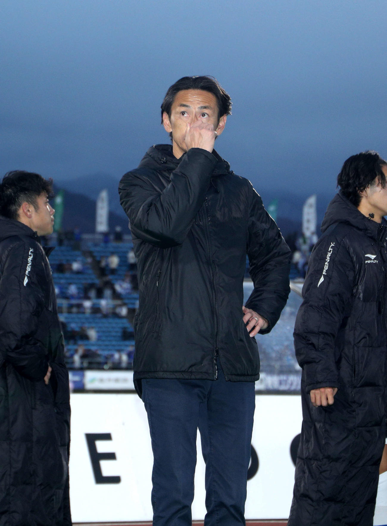 山形対岡山　試合後、サポーターにあいさつした山形・渡辺監督（左から2人目）（撮影・木村有優）
