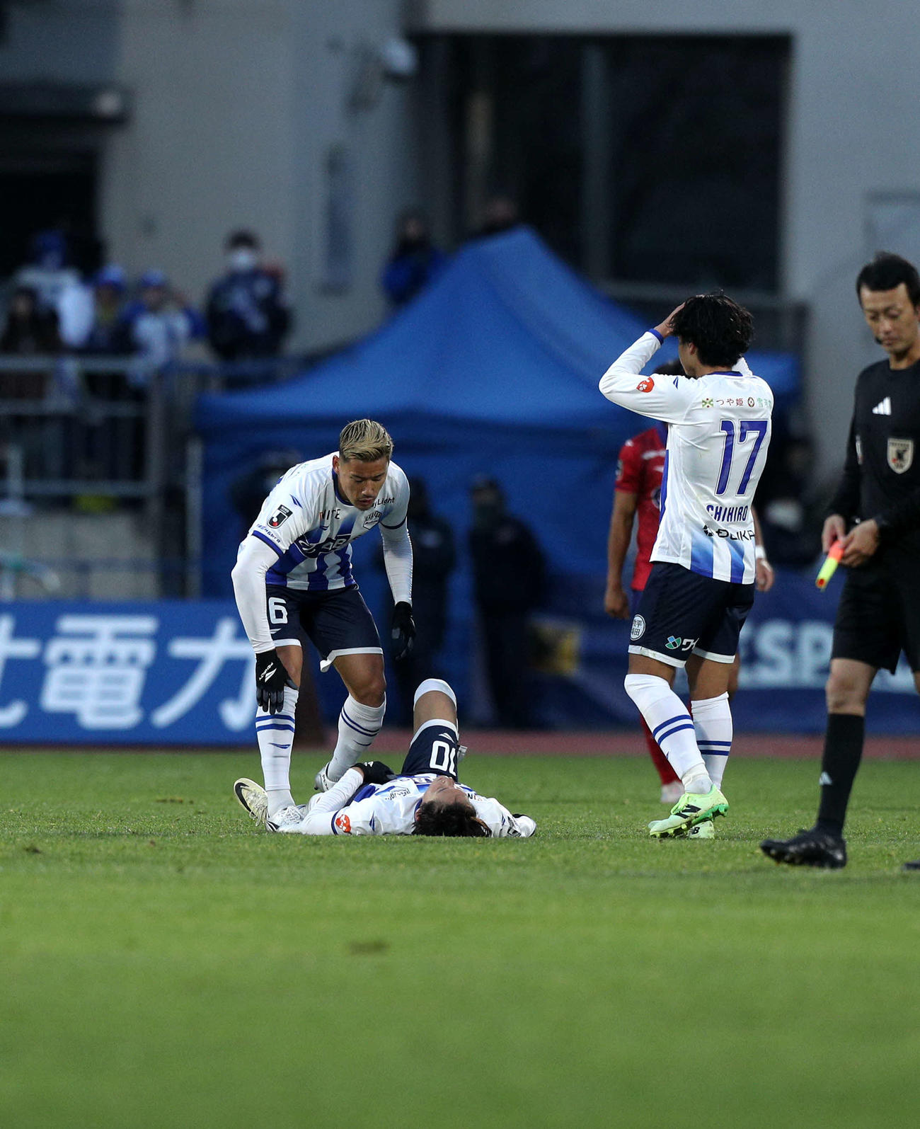 山形対岡山　試合後、ピッチに倒れ込む山形気田（手前）（撮影・木村有優）