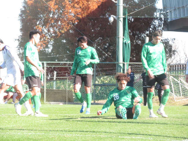 トレーニングマッチで失点し、思わず下を向く東京Vの綱島悠斗（中央）ら選手たち