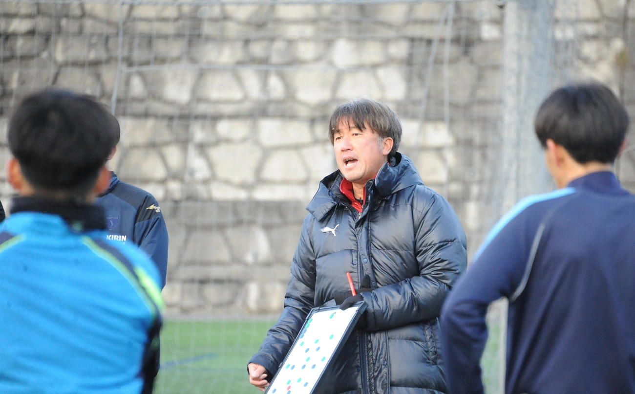 作戦ボードを使いながら選手に指示を出す新潟産大・岡村監督（中央）（撮影・小林忠）