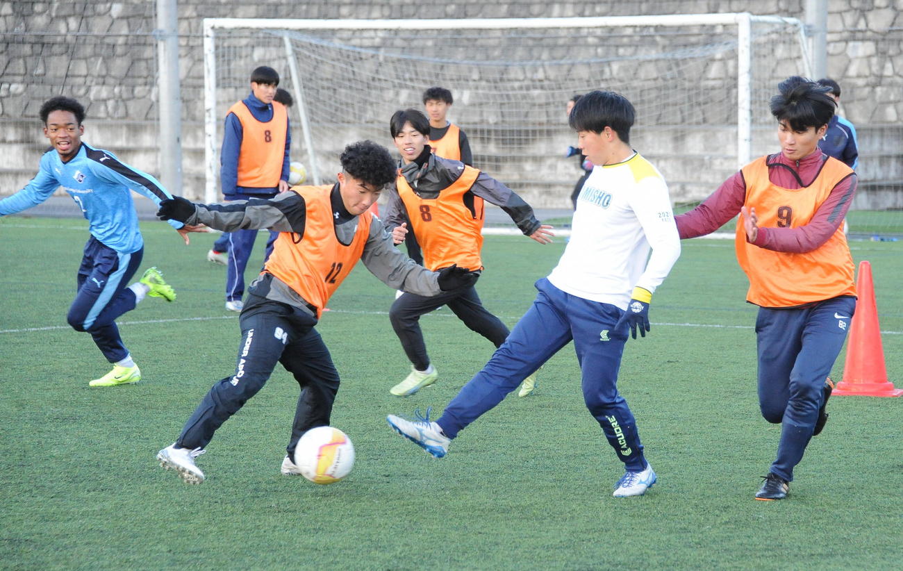 岡村監督のもと朝6時半から練習を行う新潟産大（撮影・小林忠）
