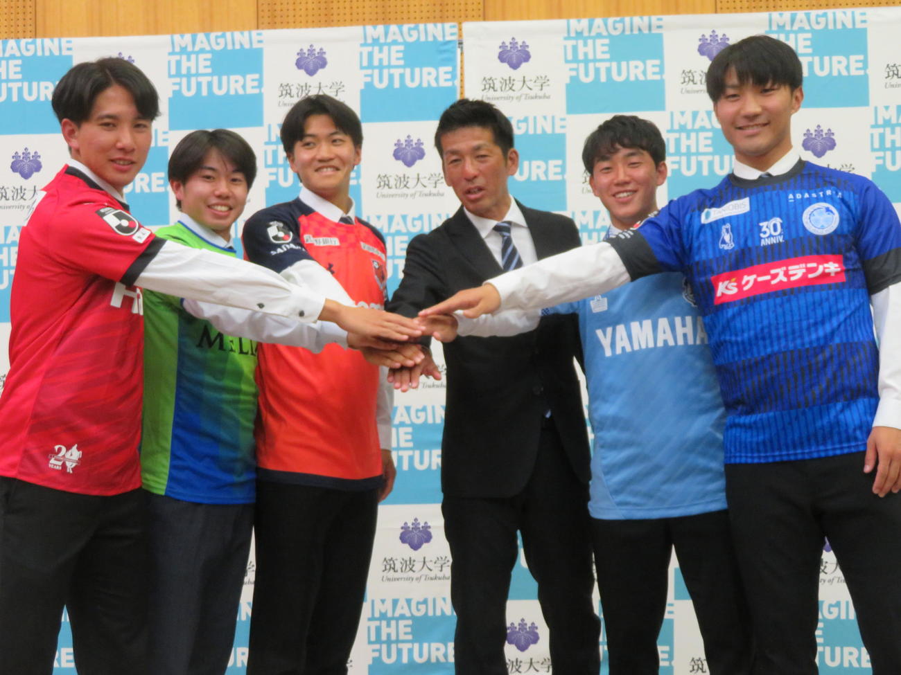 筑波大学蹴球部プロ内定者会見に出席した、左から半代将都、田村蒼生、福井啓太、小井土正亮監督、角昂志郎、沖田空（撮影・佐藤成）