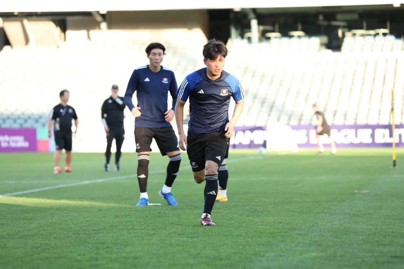 引き締まった表情で公式練習に励む横浜MF山根。後方はDF松原（横浜F・マリノス提供）