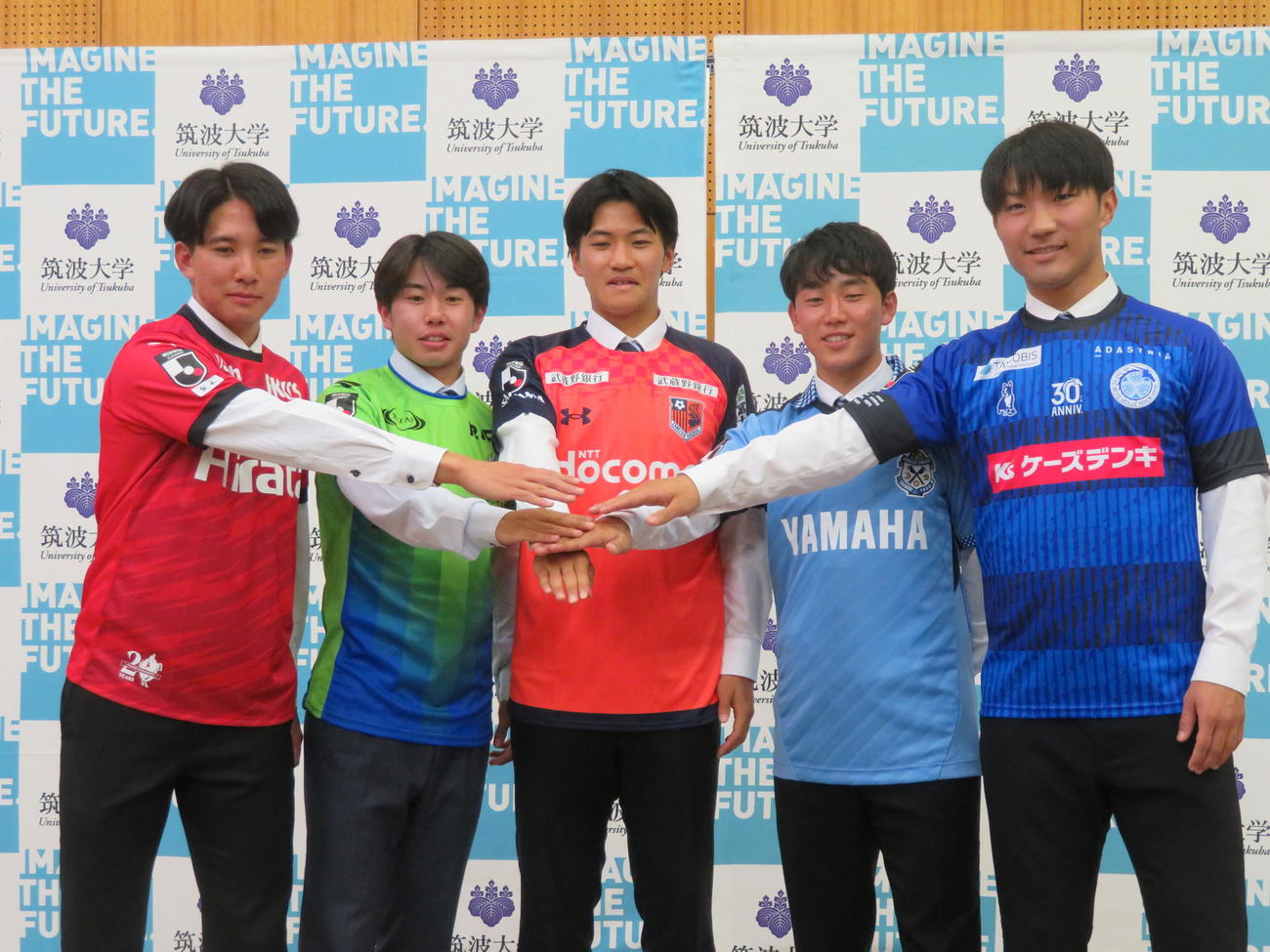 筑波大学蹴球部プロ内定者会見に出席した、左から半代将都、田村蒼生、福井啓太、角昂志郎、沖田空（撮影・佐藤成）