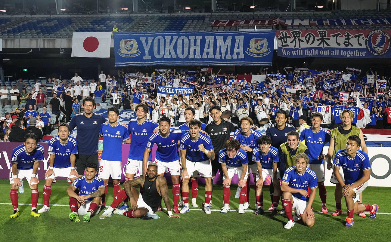 セントラルコーストに快勝し、サポーターと写真に納まる横浜の選手ら（共同）