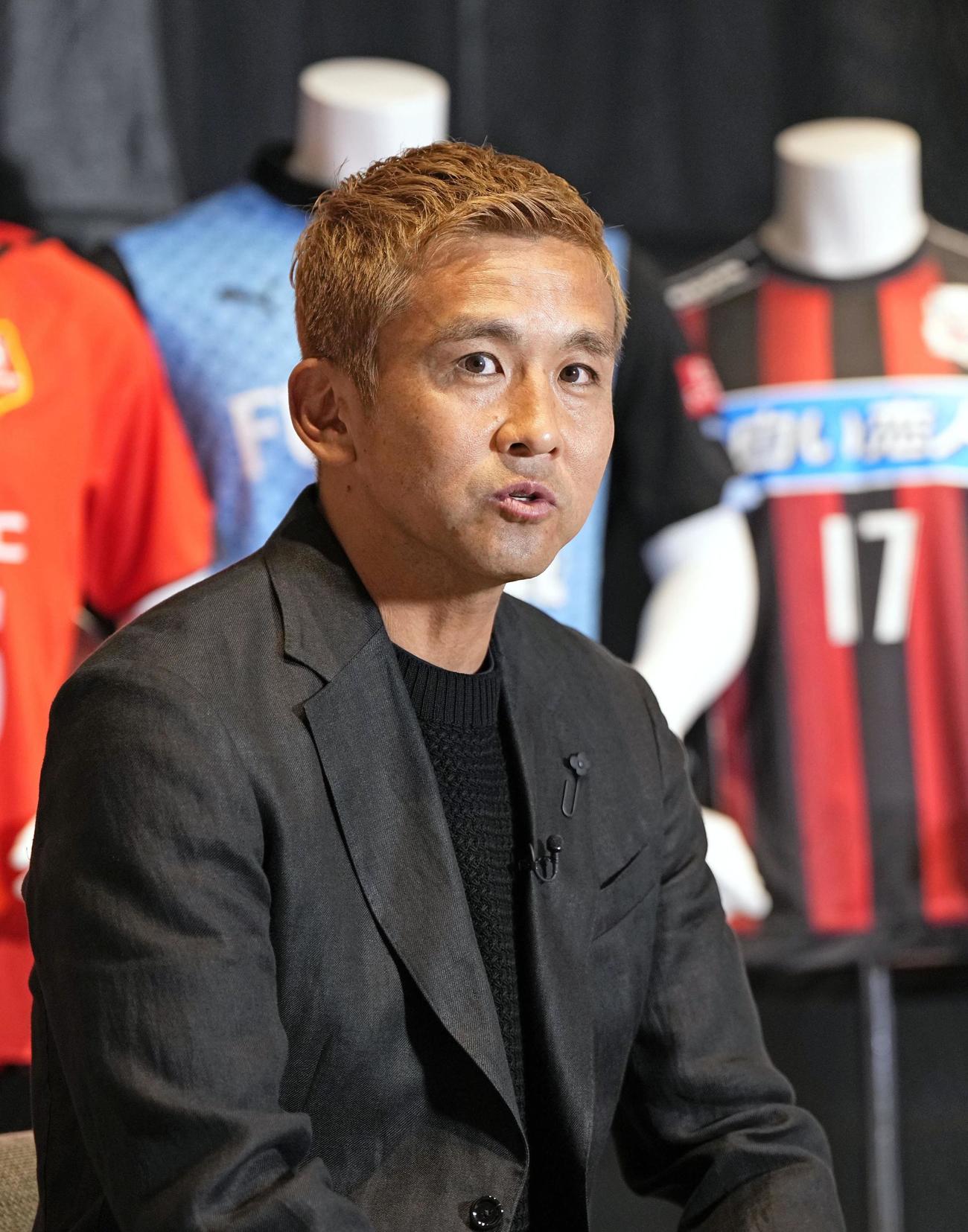 引退記者会見する南葛SCの稲本潤一（共同）