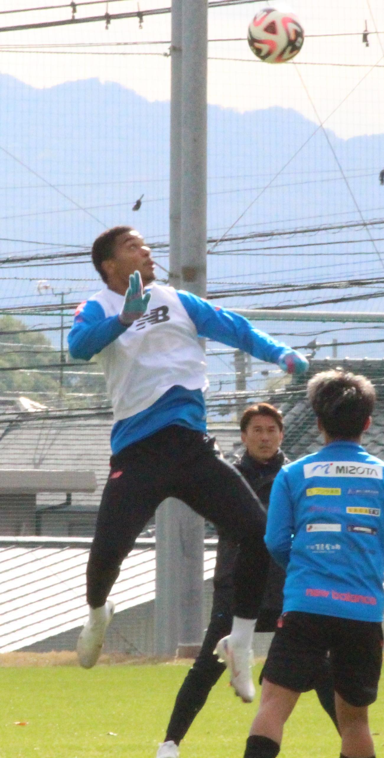 実戦形式練習で躍動する鳥栖FWマルセロ・ヒアン（撮影・菊川光一）