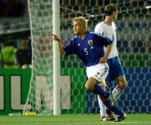 2002年6月、W杯韓国・日本大会　日本対ロシア　先制ゴールを決めてガッツポーズをする稲本