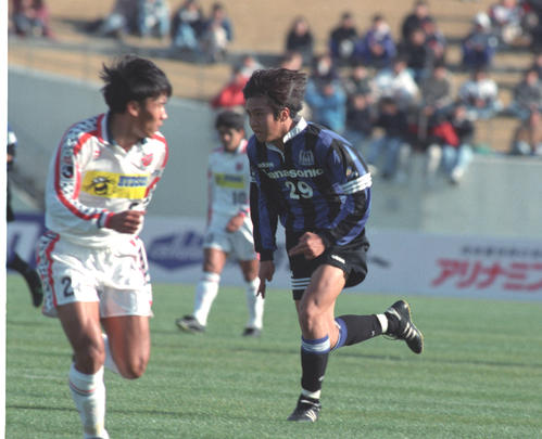 1997年　札幌戦に出場するG大阪MF稲本潤一