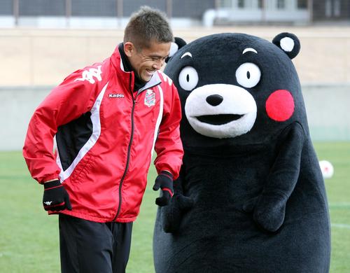2017年　くまモン（右）と触れ合ったMF稲本は笑顔でチームメートの元に向かう