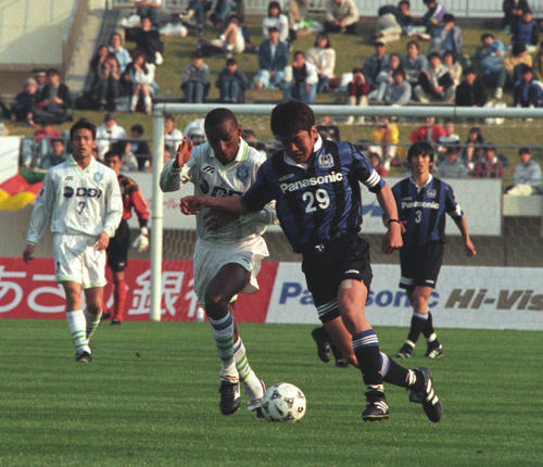 1997年　平塚MFシモンと競り合うG大阪MF稲本潤一