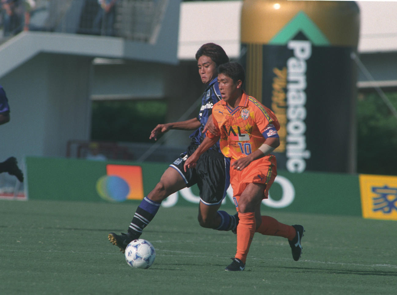 1999年　清水MF沢登正朗（右）と競り合うG大阪MF稲本潤一