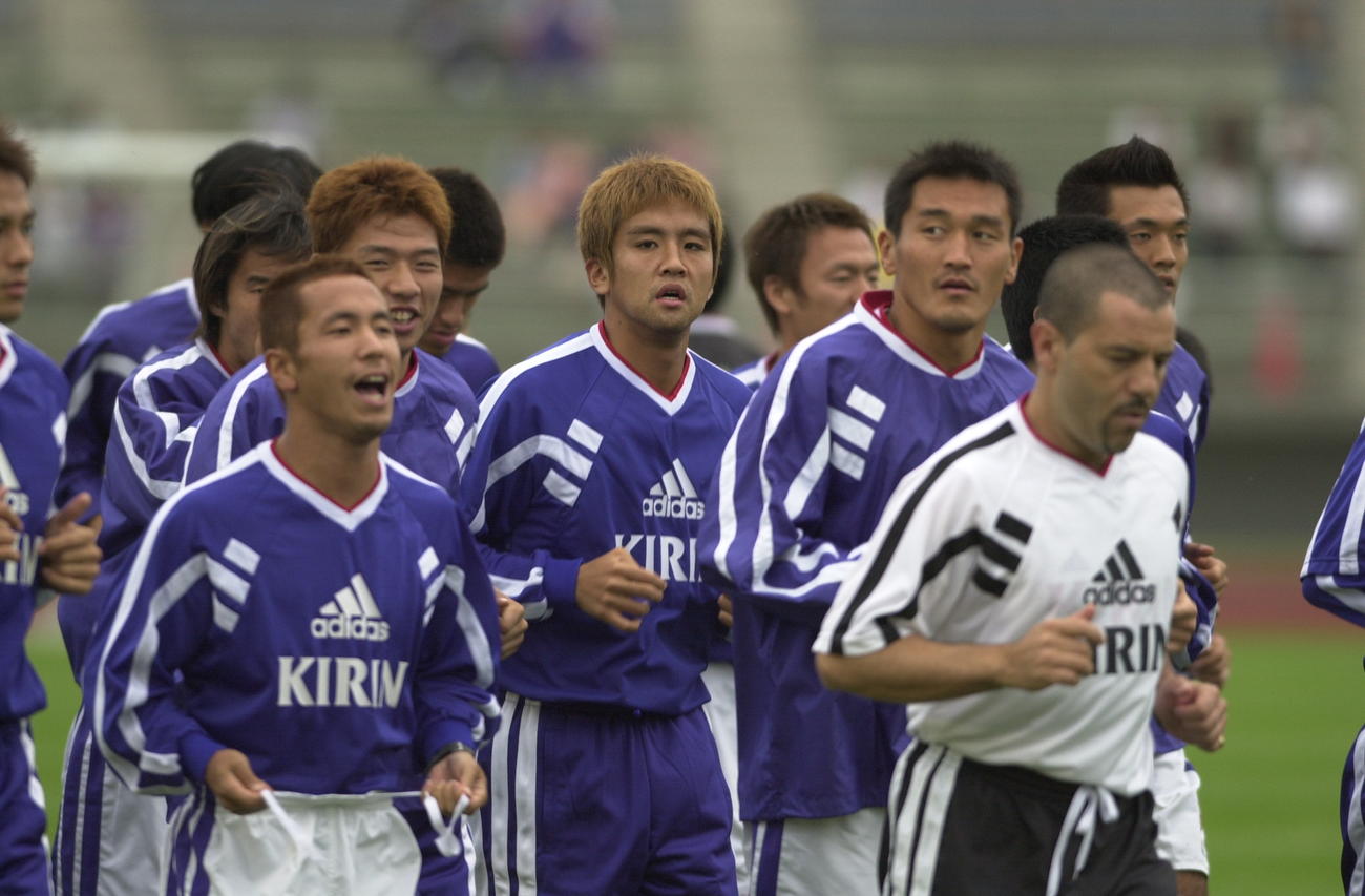 99年12月、日本代表練習で真剣な表情でランニングする稲本