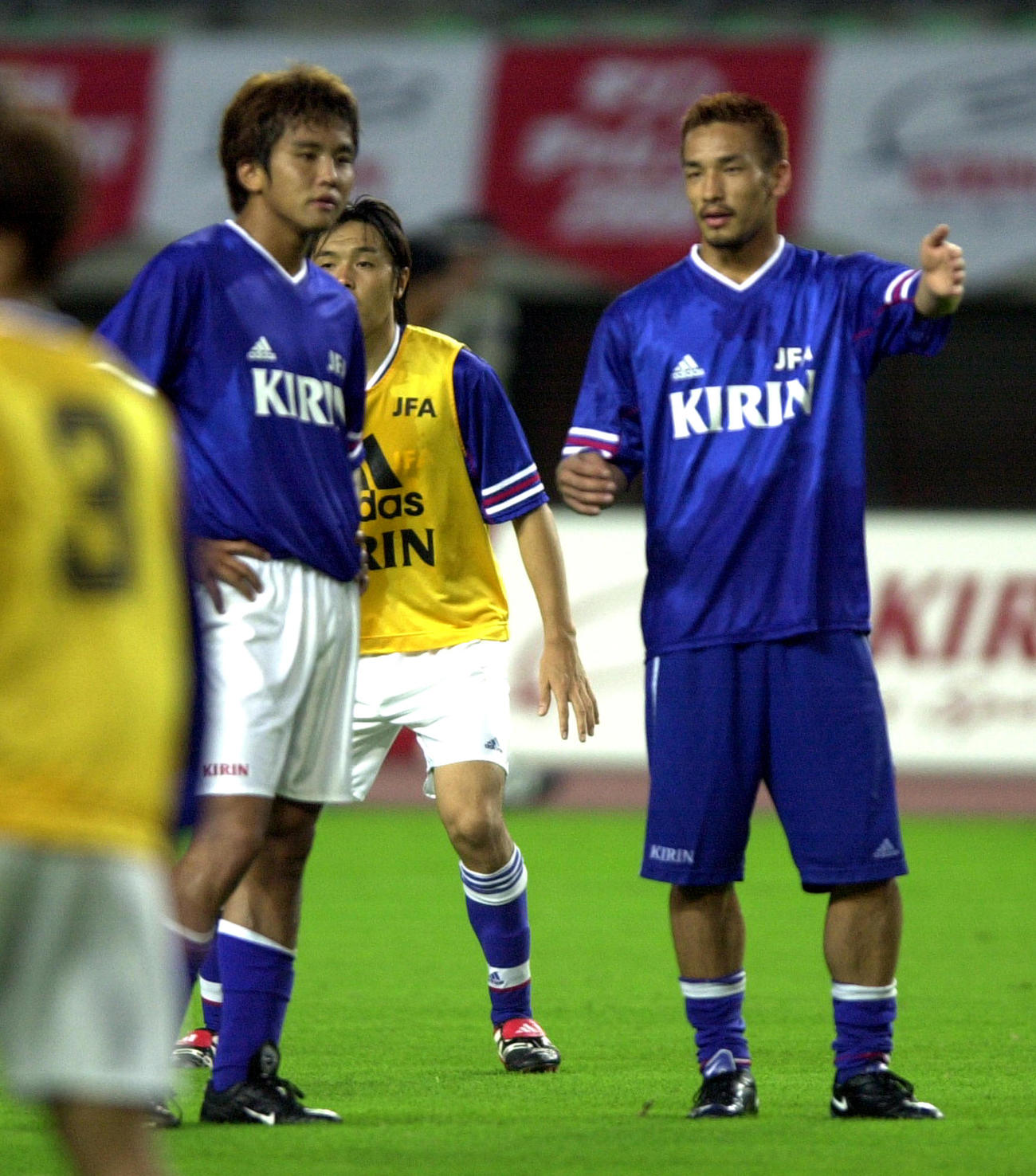 2000年9月、サッカー五輪代表壮行試合練習　シュート練習の最中に稲本（左）と話す中田英寿