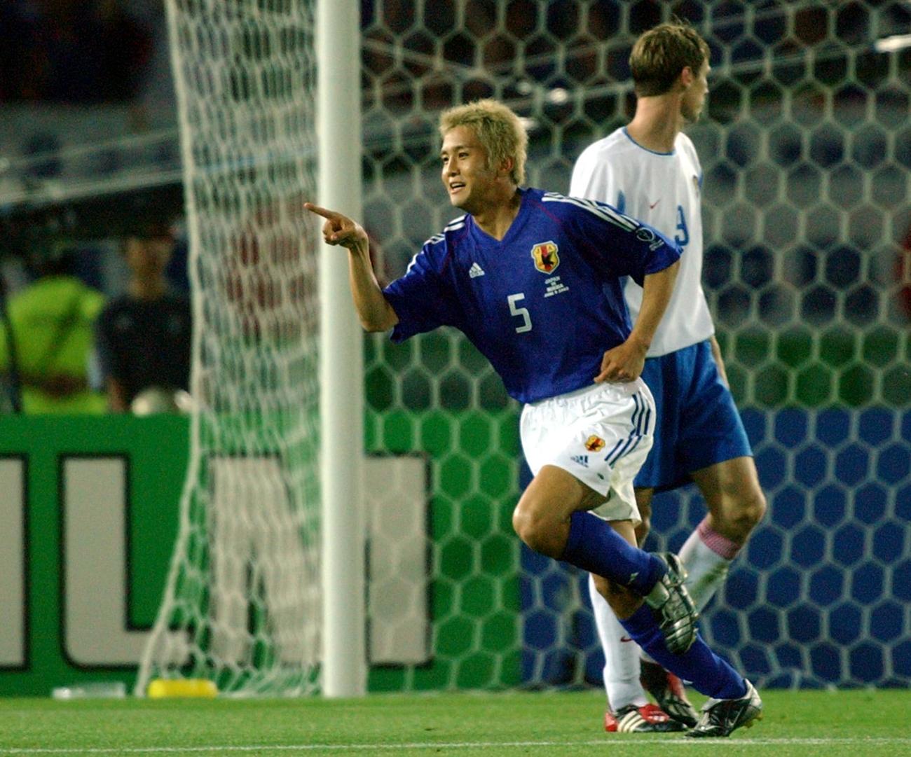 2002年6月、W杯韓国・日本大会　日本対ロシア　先制ゴールを決めてガッツポーズをする稲本