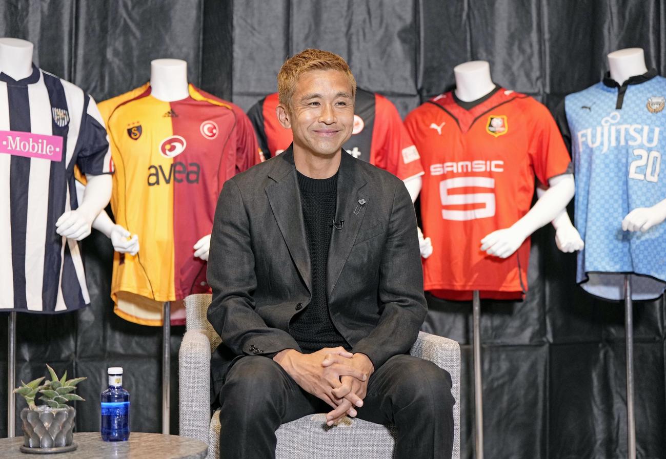 引退記者会見に臨む南葛SCの稲本潤一（共同）