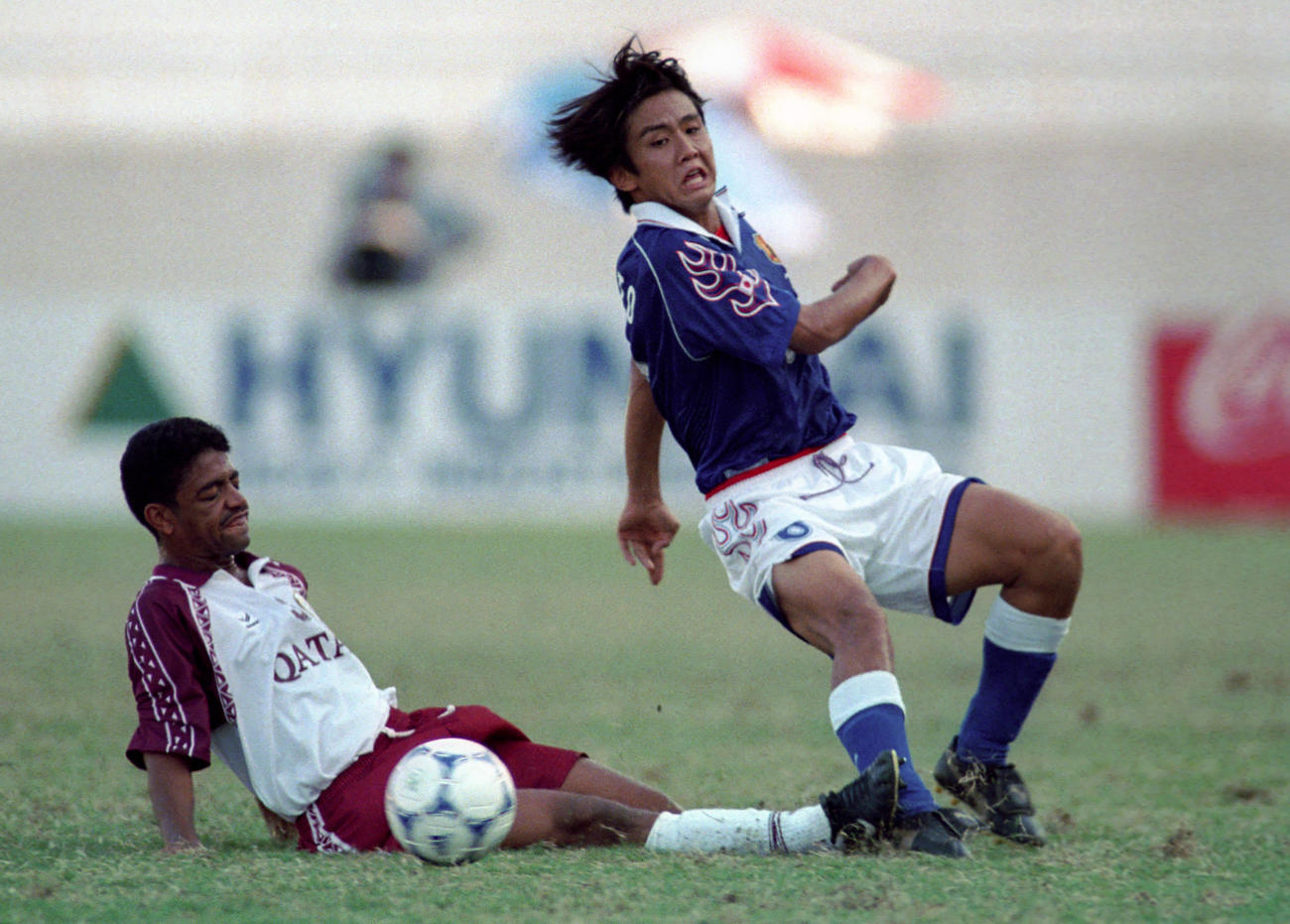 1998年　U－19アジアユース選手権　競り合う日本代表MF稲本潤一（右）