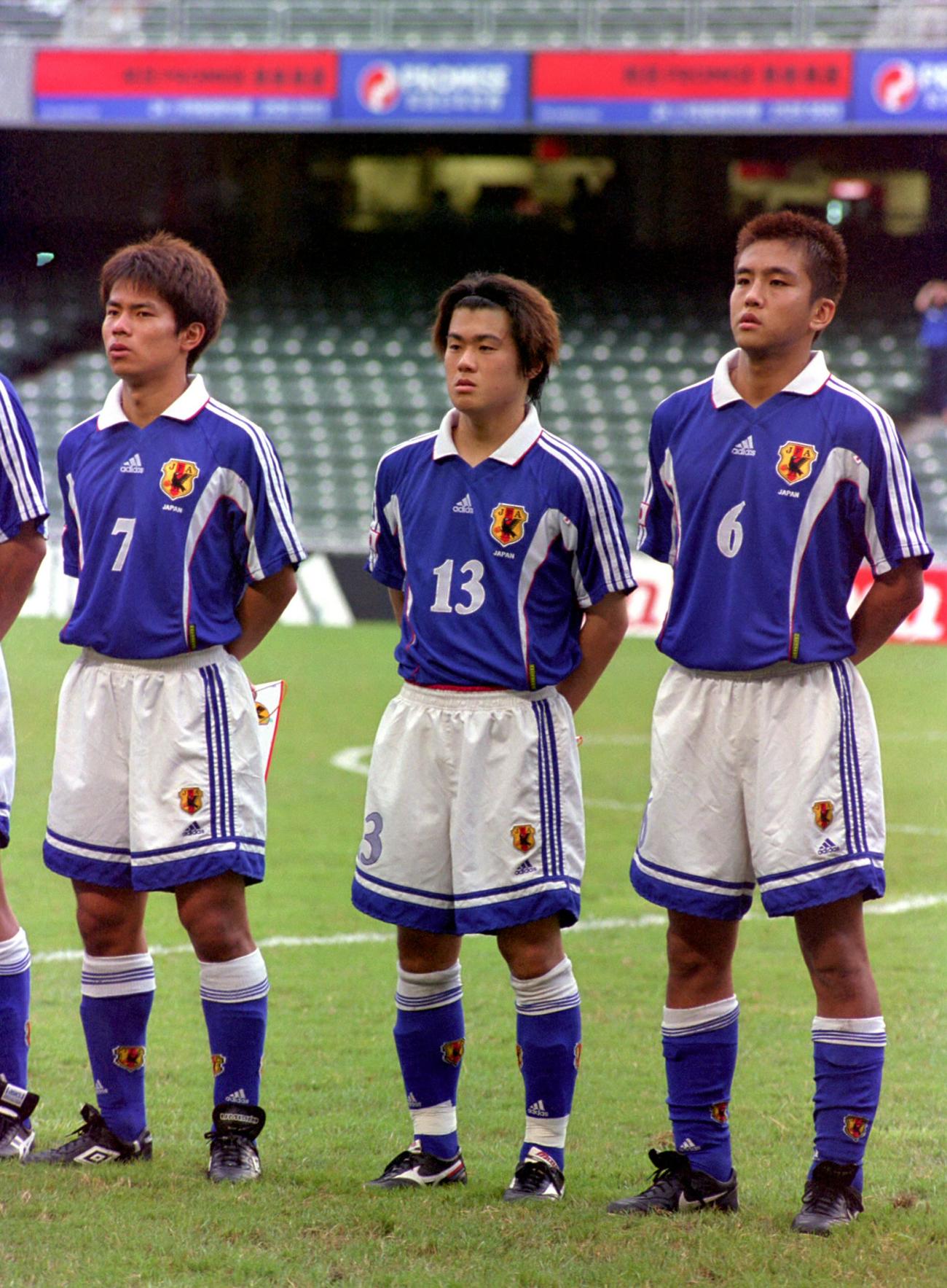 1999年　シドニー五輪アジア1次予選　試合前、整列する（左から）日本MF明神智和、MF酒井友之、MF稲本潤一