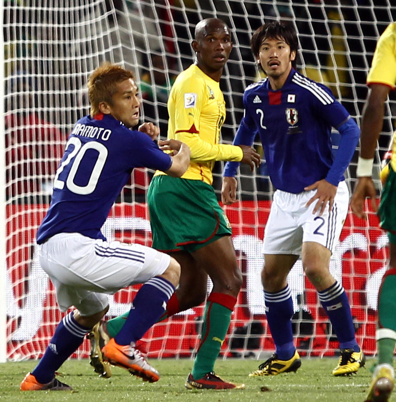 2010年6月、W杯南アフリカ大会1次リーグE組　日本対カメルーン　後半、競り合うMF稲本潤一（左）右ゴール下は阿部勇樹