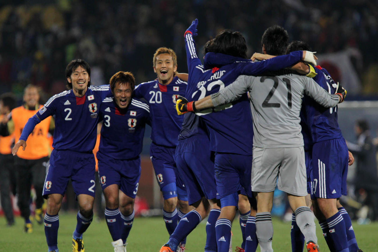 2010年6月、W杯南アフリカ大会1次リーグE組　予選突破で肩を組み歓喜する左からDF阿部勇樹、DF駒野友一、MF稲本潤一ら日本イレブン