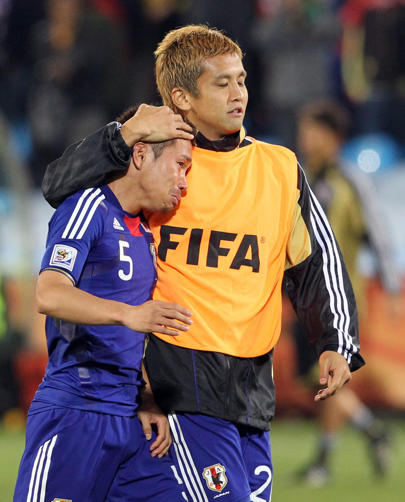 2010年6月、W杯南アフリカ大会決勝トーナメント1回戦　日本対パラグアイ　悔し涙を流す長友(左)を抱きしめる稲本