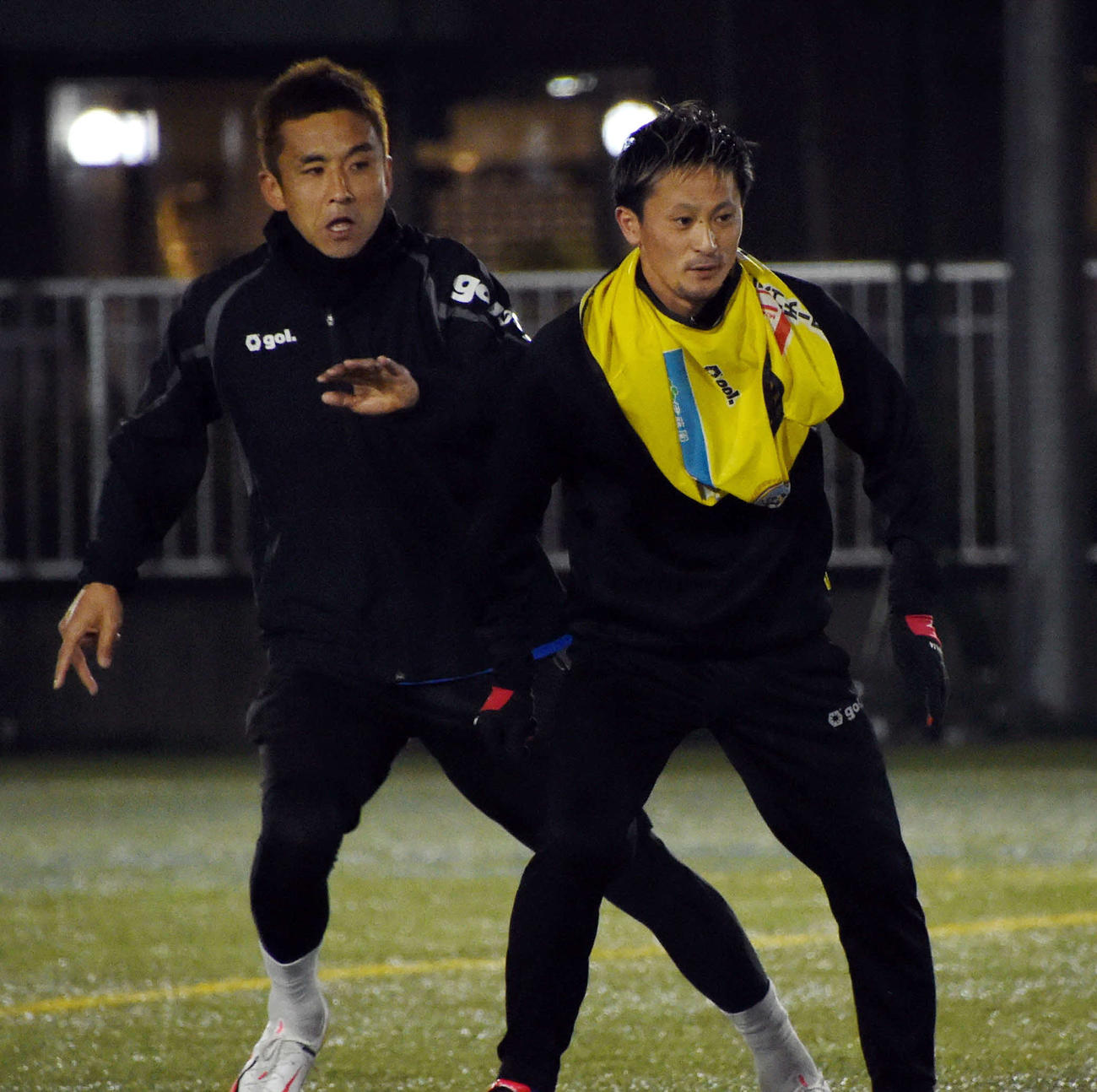 2022年3月2日、元日本代表同士でマッチアップする南葛SC・関口（右）と稲本