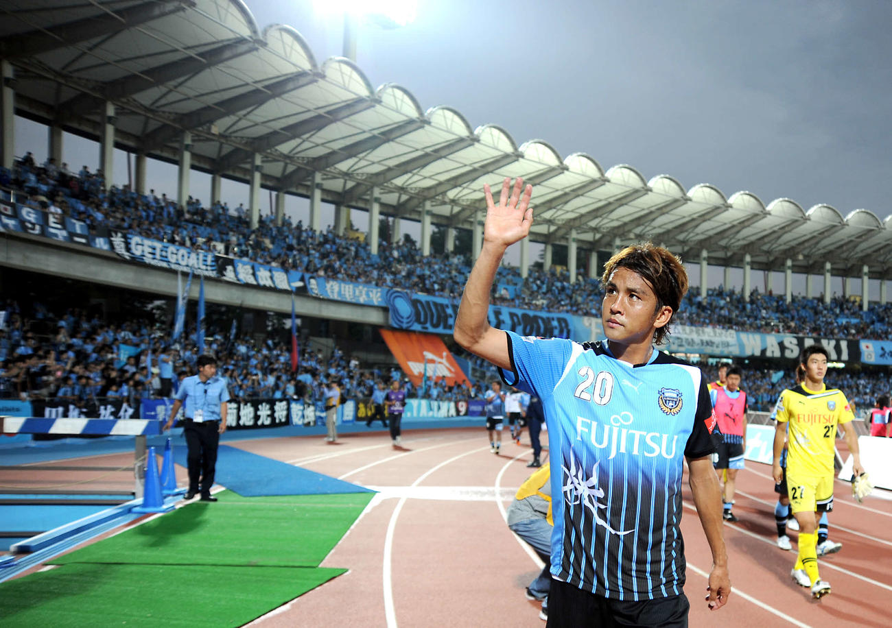 2011年　サポーターに手を振りながら引き揚げる川崎F・稲本