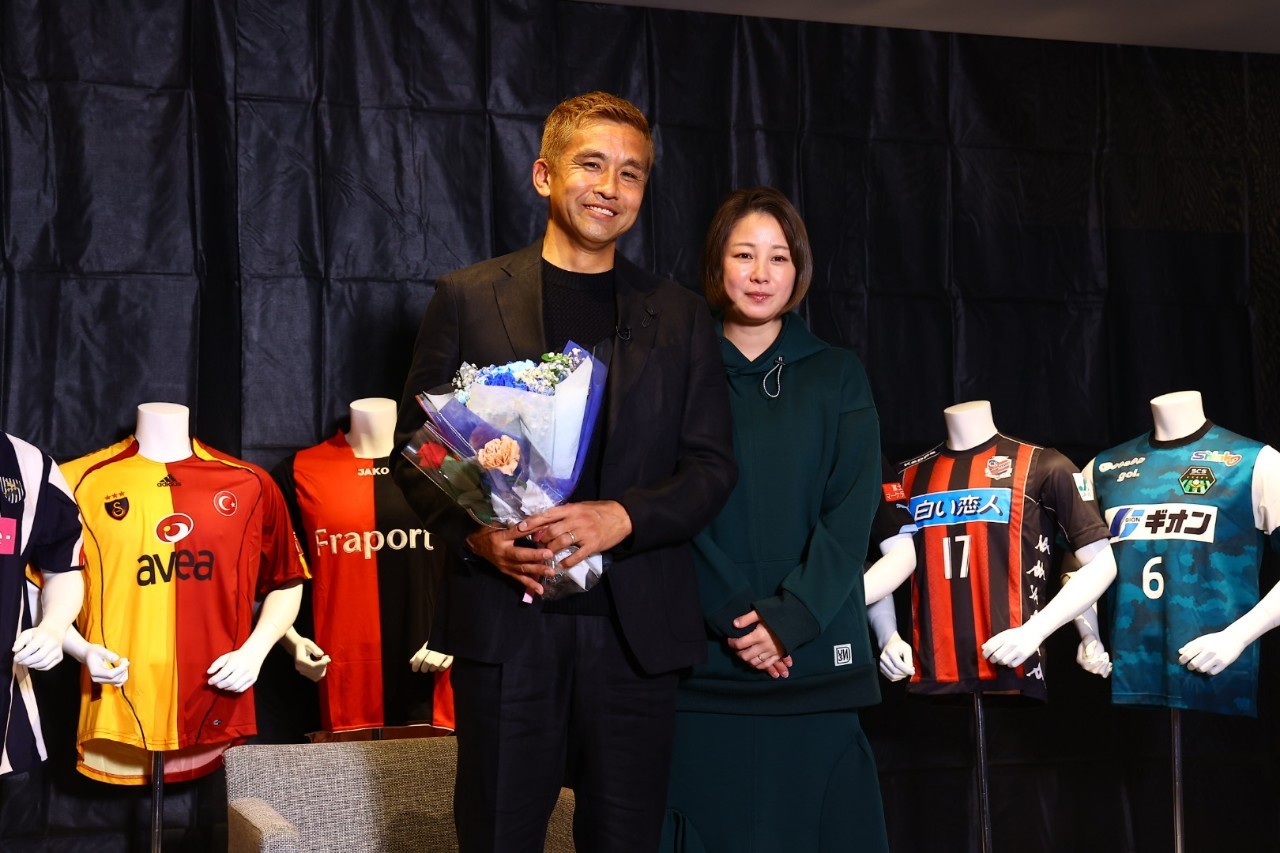 引退会見を開いた元日本代表MF稲本潤一は、花束贈呈に訪れた妻でモデルの田中美保と記念撮影（C）南葛SC／松岡健三郎
