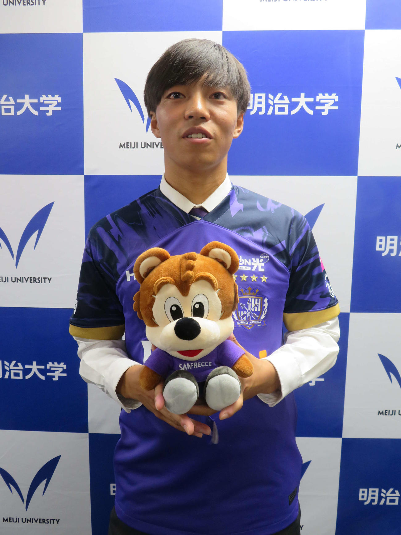 明大サッカー部プロ内定者会見に出席したサンフレッチェ広島内定FW中村草太（撮影・佐藤成）