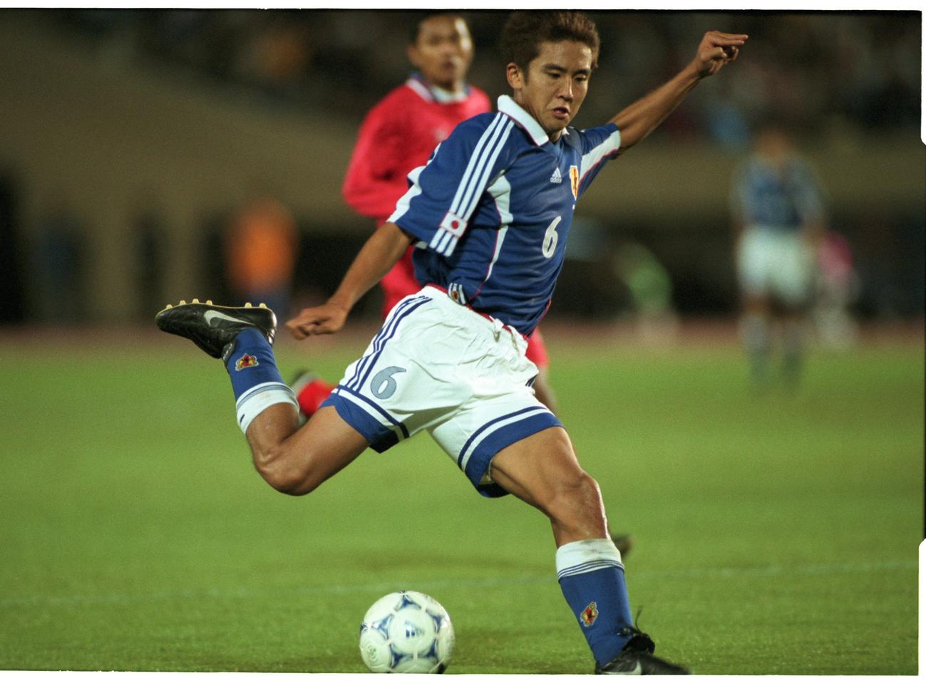 1999年10月、シドニー五輪アジア最終予選　　日本対タイ　シュートを放つ稲本