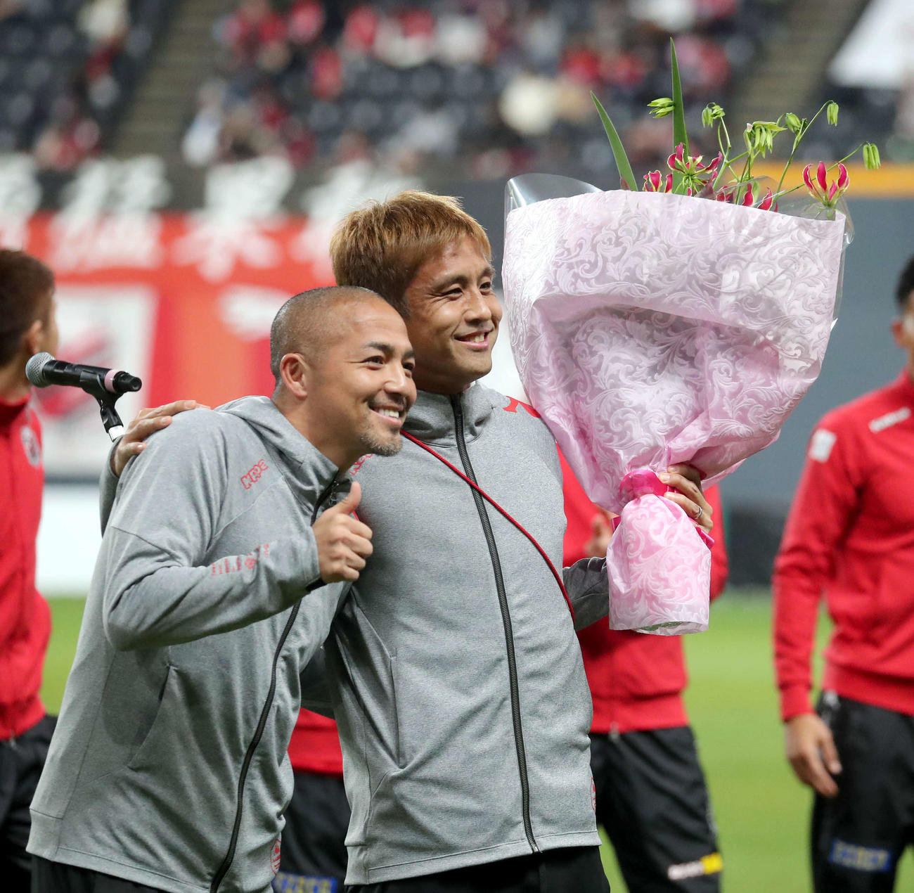 2018年12月、稲本（右）と笑顔で撮影に応じる小野