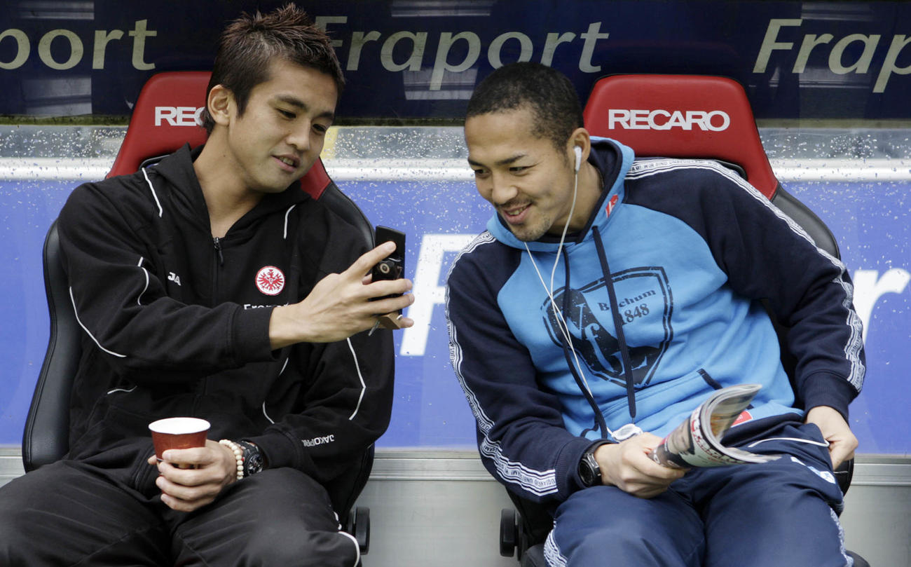 2008年12月、試合前にベンチでくつろぐフランクフルト稲本（左）とボーフム小野