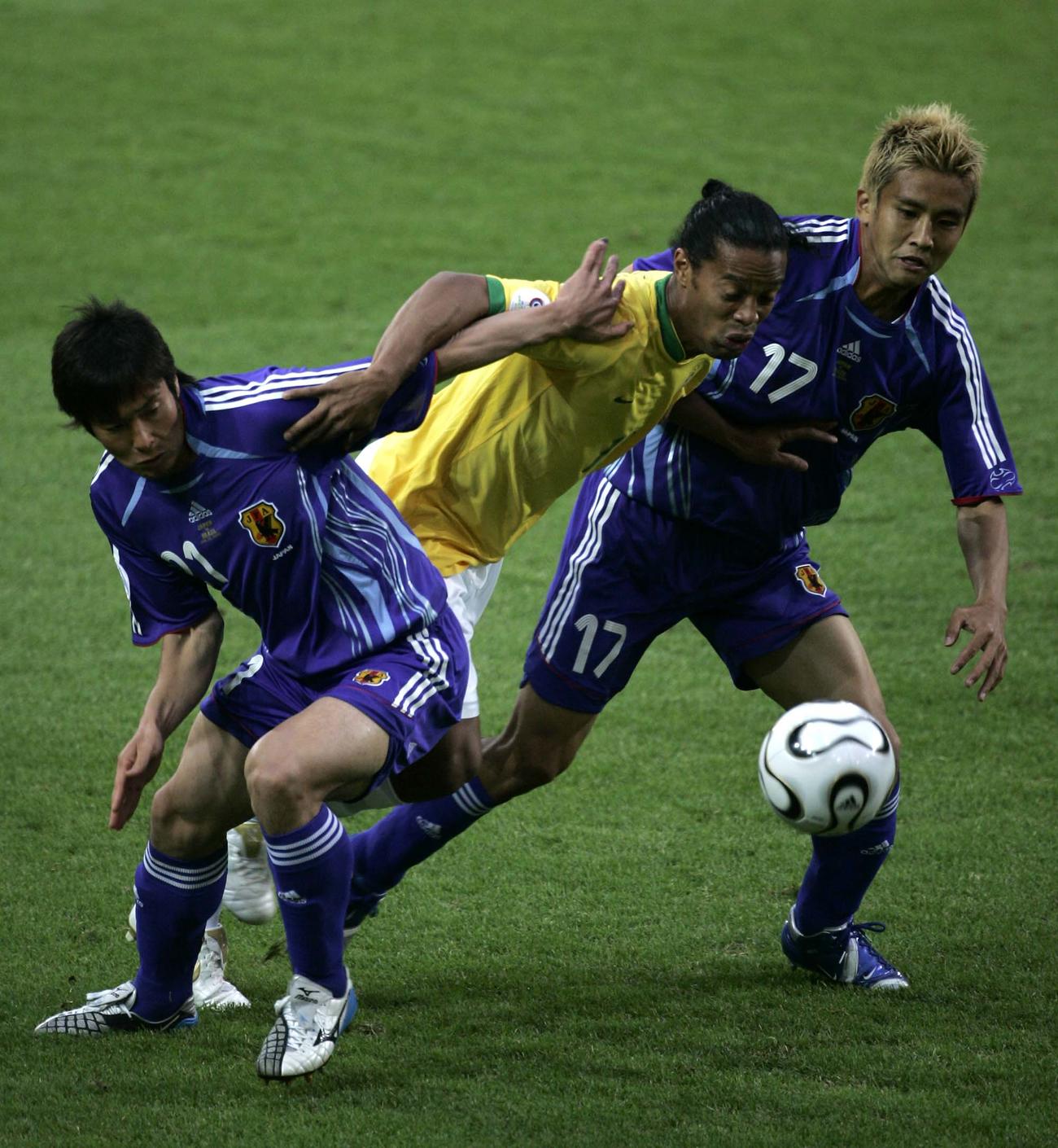 2006年6月、W杯ドイツ大会　日本対ブラジル　ロナウジーニョ（中央）をディフェンスする加地（左）と稲本