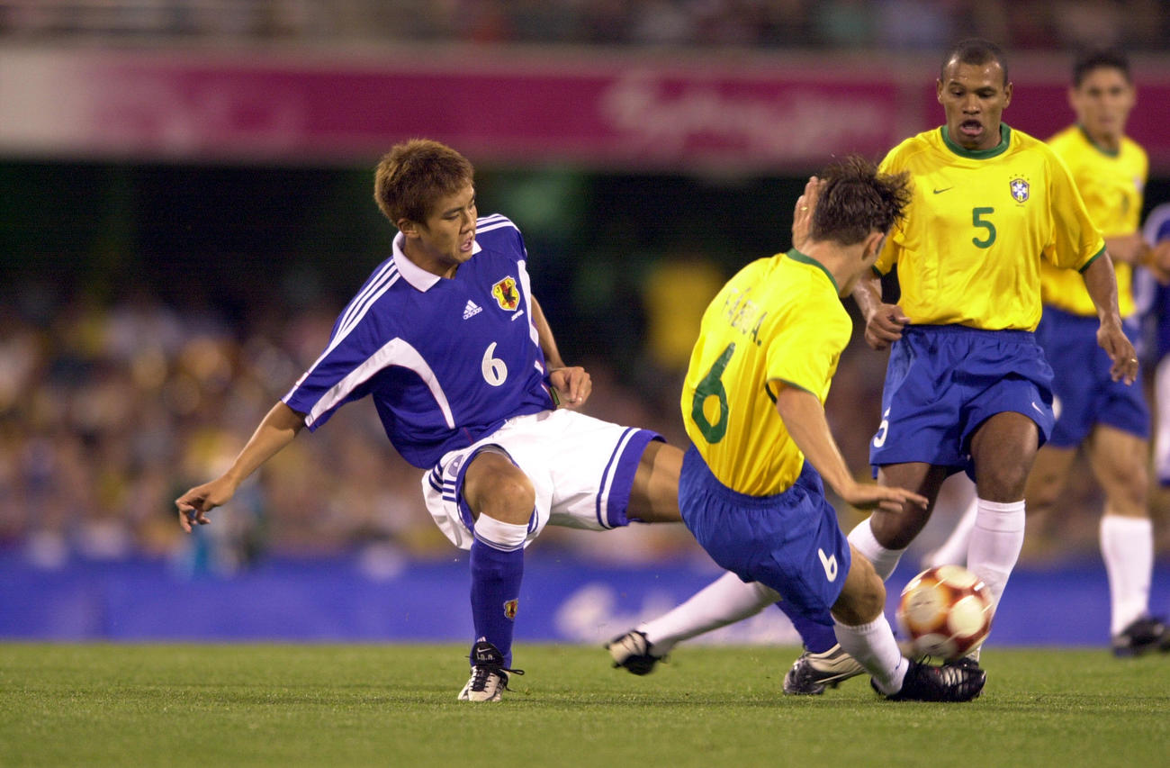 2000年9月、シドニー五輪男子サッカー予選　ブラジル対日本　ファビオ・アウレリオ（背番号6）のボールをカットする稲本