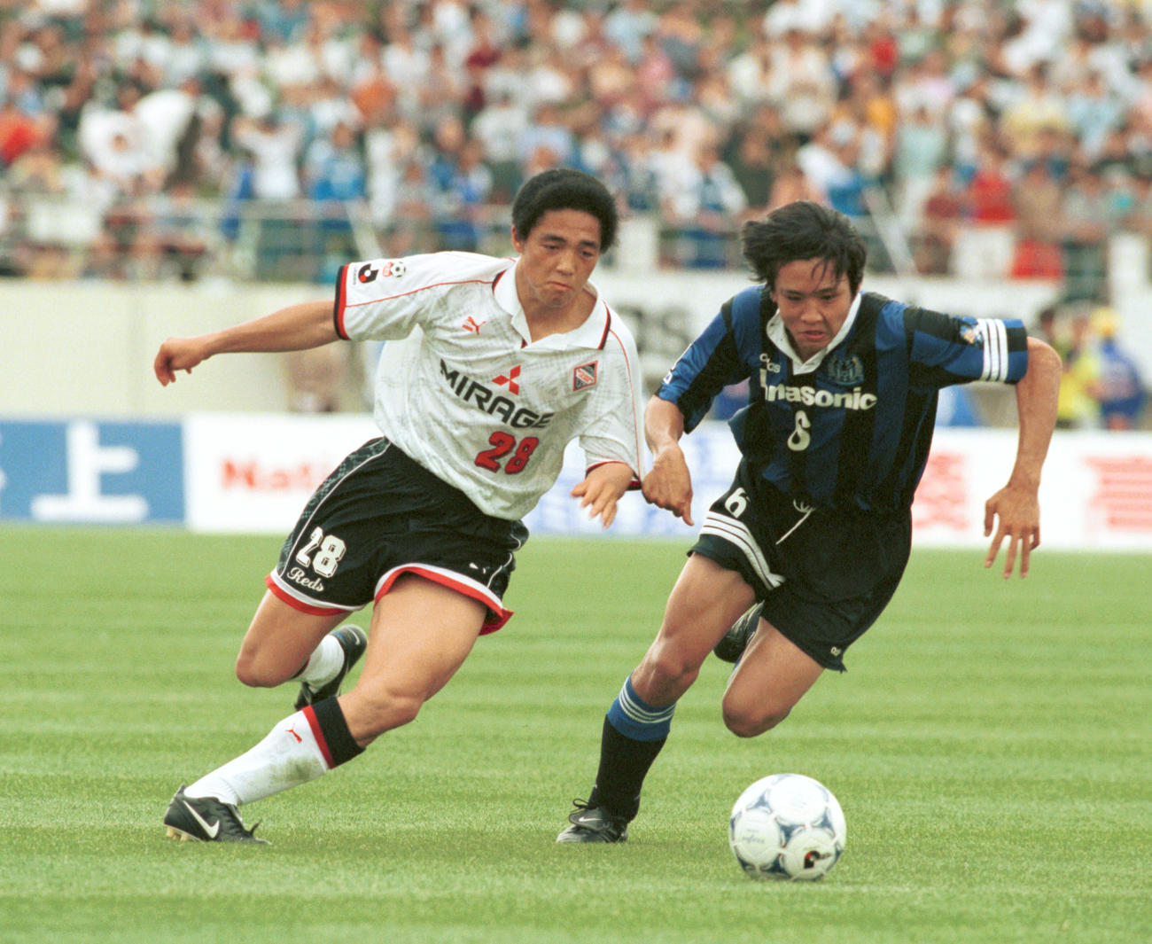 1998年5月、G大阪対浦和　稲本(右)と競り合う小野