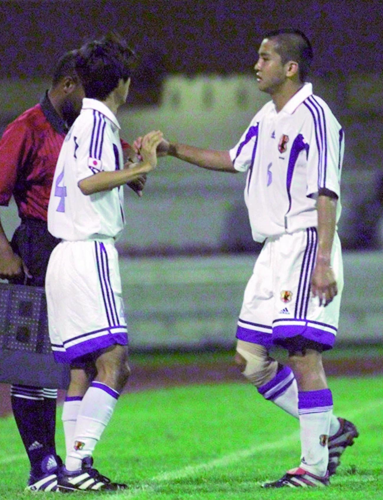 1999年4月21日、ワールドユース選手権ナイジェリア大会準決勝　日本対ウルグアイ　後半、DF石川竜也（左）と交代し、ピッチを後にする日本MF稲本潤一