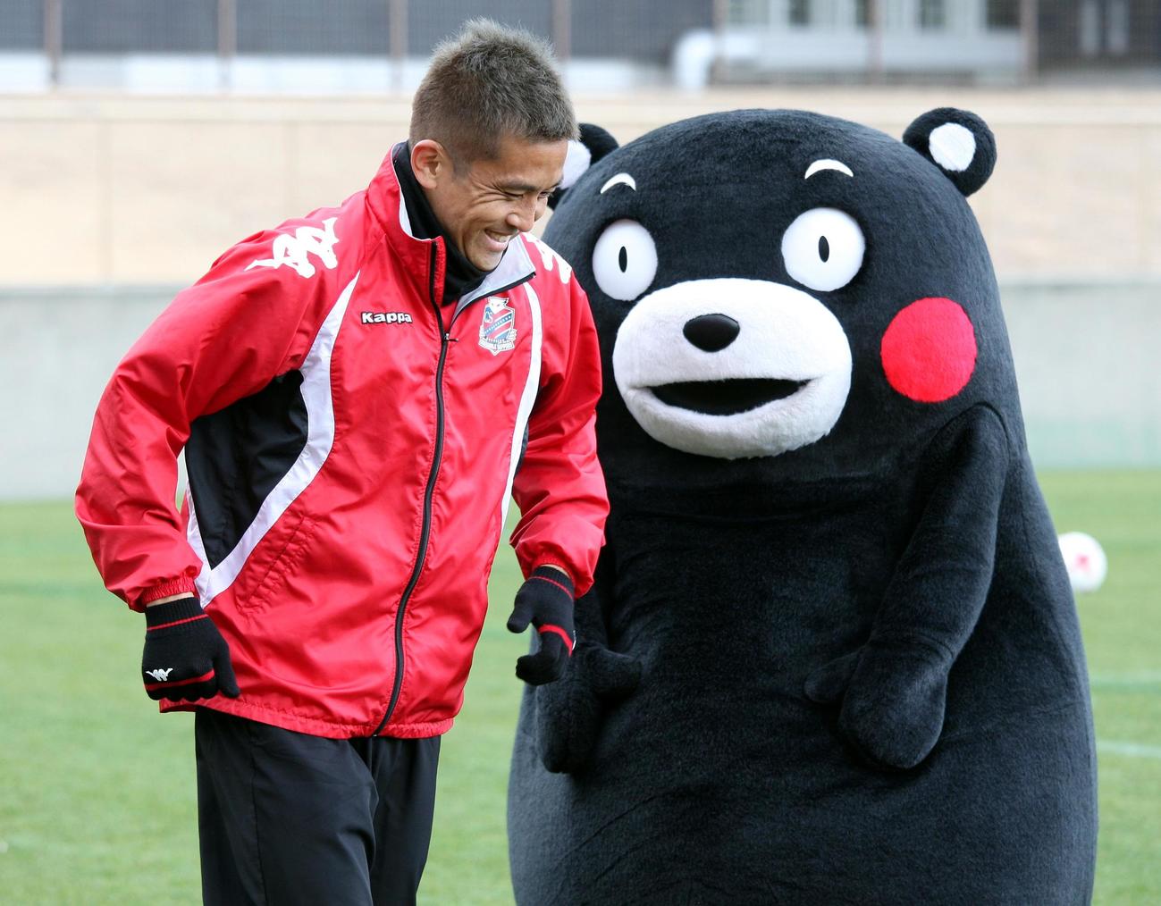 2017年　くまモン（右）と触れ合ったMF稲本は笑顔でチームメートの元に向かう