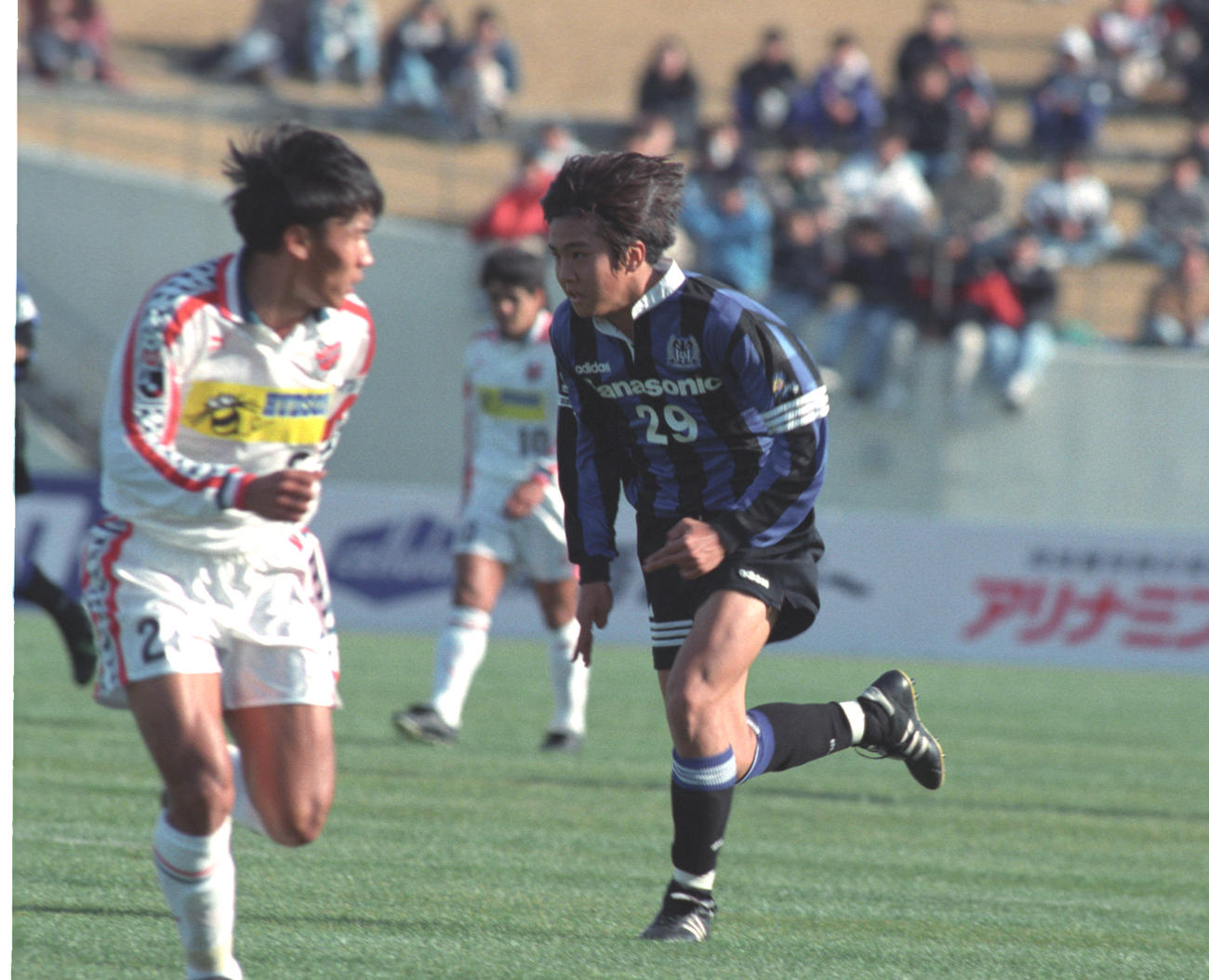 1997年　札幌戦に出場するG大阪MF稲本潤一