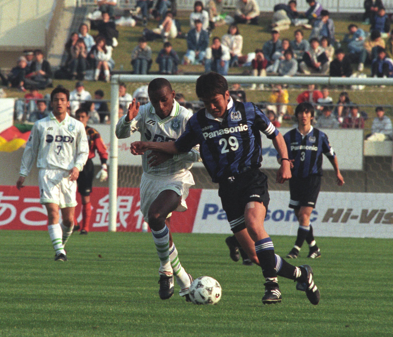 1997年　平塚MFシモンと競り合うG大阪MF稲本潤一
