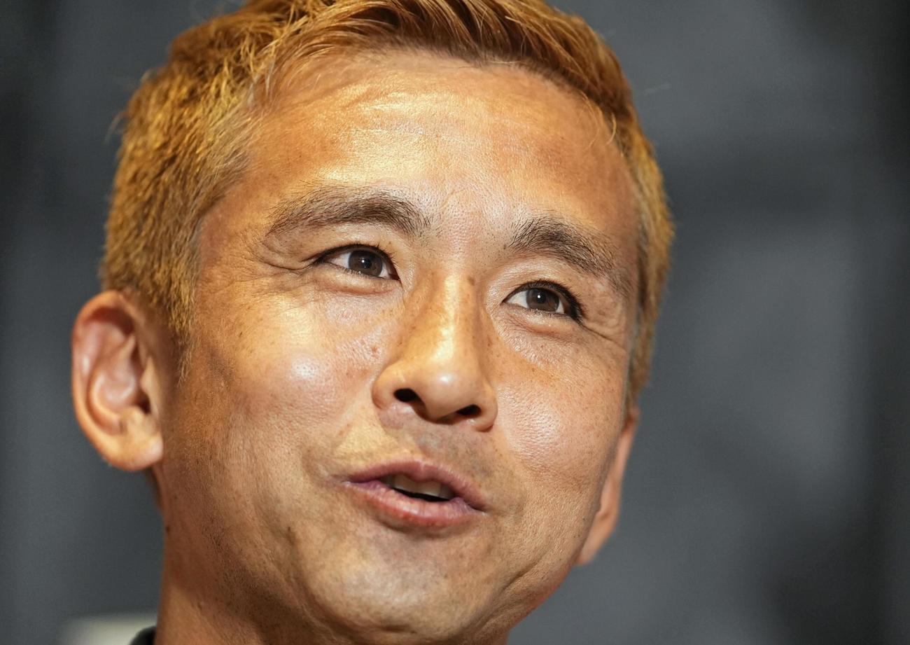 引退記者会見する南葛SCの稲本潤一（共同）