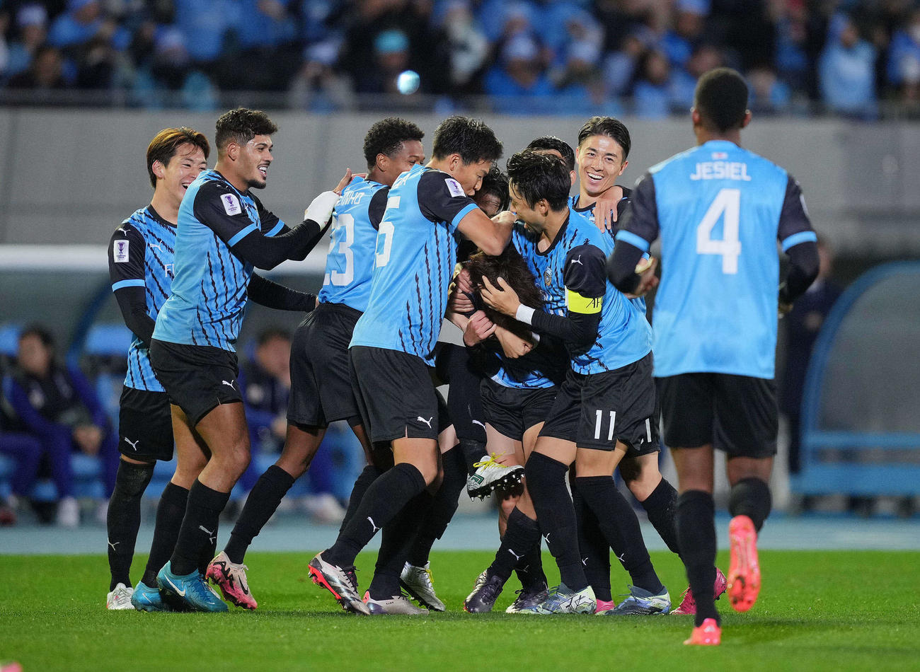 前半、FKから直接ゴールを決めた川崎F山本（中央）に手荒いを祝福をするイレブン（撮影・垰建太）