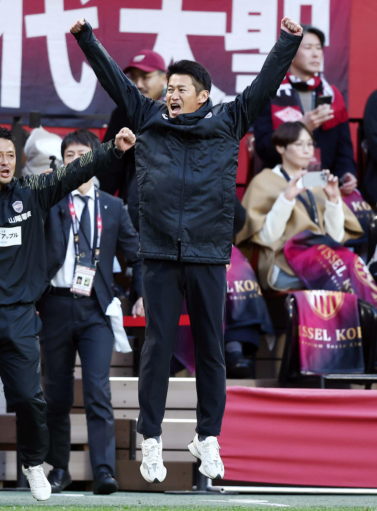 神戸対湘南　連覇を果たし、ジャンプで喜ぶ神戸吉田監督（撮影・前田充）