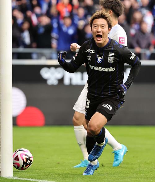 G大阪対広島　後半、ゴールを決めたG大阪坂本はガッツポーズをする（撮影・上田博志）