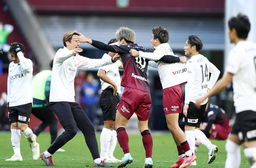 神戸対湘南　連覇を果たし、喜ぶ大迫（中央）ら神戸の選手たち（撮影・前田充）